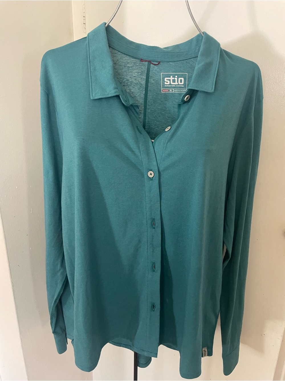 Stio Women's Teal Long-Sleeve Button-Down Shirt